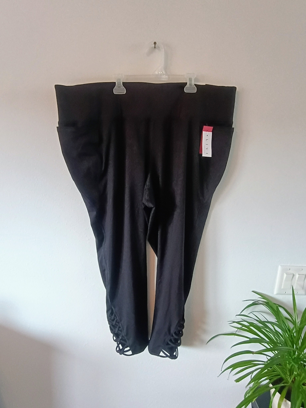 LIVI Lane Bryant Black Capri Leggings 26/28 NWT Lattice Hem Plus Size Activewear